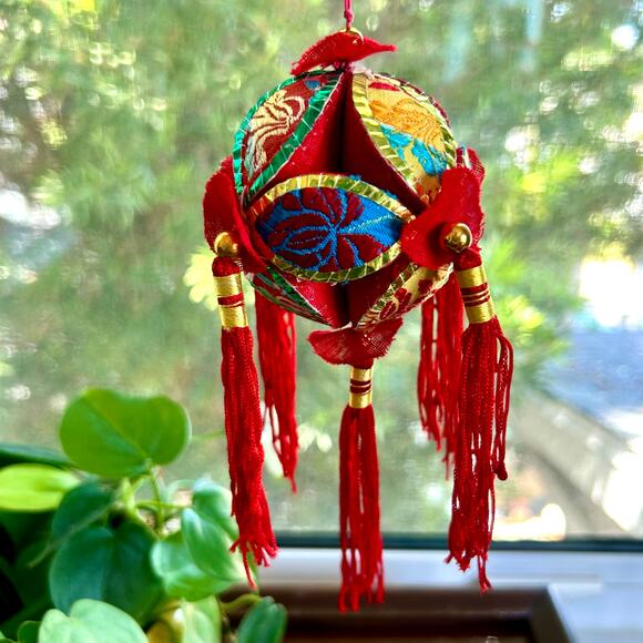 Vintage Chinese Silk Embroidered Souvenir Love Ball Ornament from Li River - Picture 10 of 10